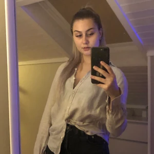 beige linnéskjorta - beige linnéskjorta från ginatricot i storlek XS. använd få gånger. köparen står för frakten 🤍