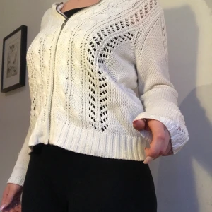 Stickad Tröja  - Vit stickad tröja som passar till det mesta, och dom flesta!Den är i M men passar alla mellan S-L. Skriv till mig vid intresse eller frågor!! 💕