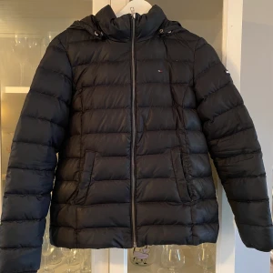 Tommy Hilfiger jacka - Marinblå färg i storlek M.
