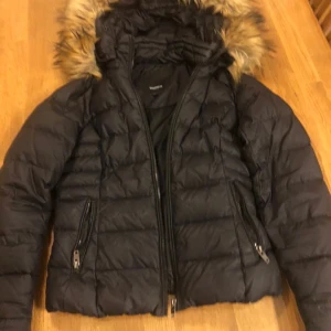 Rockandblue jacka, 1200kr - Säljer min rockandblue jacka från bubbleroom. I fint skick, använd en vinter. Strl 34. Nypris 2299kr. Köparen står för frakt.