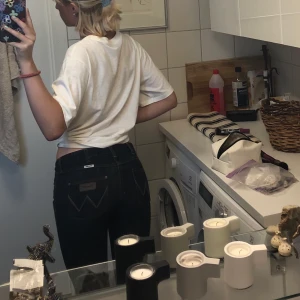 Wranglers second hand jeans!  - Lågmidjade mörkblå jeans, köpta second hand! Raka i modellen- 26/27 midja och 32 längd! Dom är långa på mig och jag är 173! Märket är Wrangler💗