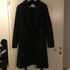 Svart kappa  - Svart höst/vinterkappa från Bershka i storlek S! Helt oanvänd och endast testad💗