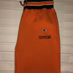 Supreme x Champion Sweatpants  - Supreme x Champion Sweatpants från SS15 (2015) strl: M condition: 9/10✨ Bara att höra av sig för fler bilder eller övriga frågor!