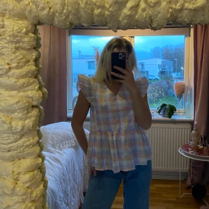 Rutig blus med volanger - Rutig blus med volanger från shein. Dragkedja i ryggen. 