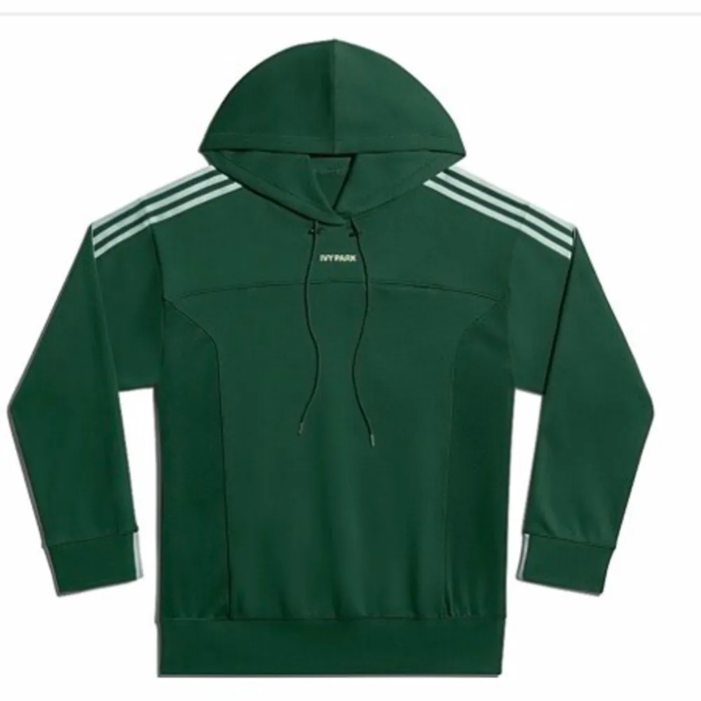 Unisex oversize hoodie i en riktigt grym färg från Beyonces kollektion Ivy Park x Adidas. Helt ny och oöppnad (bilden visar den jag behåller då jag köpte två, kan vid intresse skicka bild på den jag säljer som ligger kvar i sin kartong). . Hoodies.