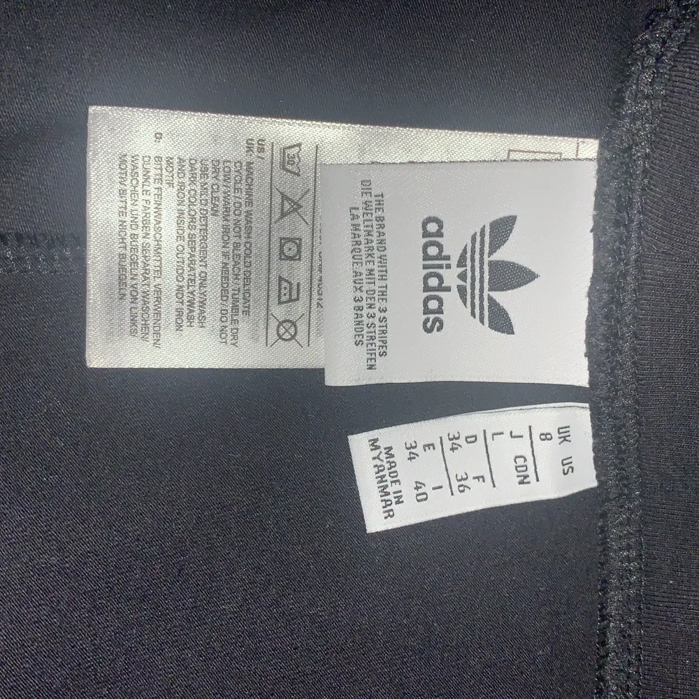 Jättefina adidas byxor som jag använt en gång, säljer dom pga dom är för små för mig. Storlek S 100kr💕 Kan mötas upp i Stockholm och frakta, köparen står för frakten❣️. Jeans & Byxor.