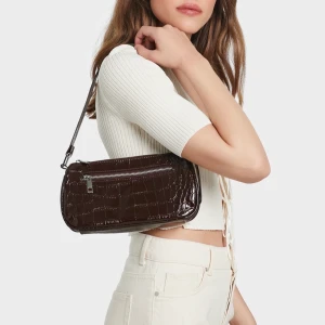 Trendig väska från BikBok  - Trendig väska från BikBok i glansigt material. I bra skick! Väldig rymlig. 164 kr med inkluderad frakt.