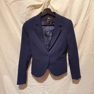 Super fin kavaj  - Super fin mörk blå kavaj som aldrig kom till användning. Skulle kunna användas som utklädnad till umbrella academy eller till jul. Frakt ingår i priset. 