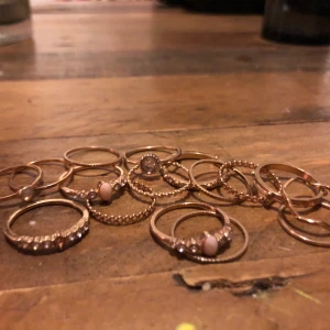 Ringar  - 17 ringar i guldfärg, i olika former, designs osv. Allt ifrån simpla ringar till ringar med olika stenar på sig, väldigt trendigt, har inte kommit till användning, de går inte köpa en för sig,  sälja alla tsm 💞 kommer ifrån olika märken minns inte riktigt 