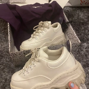 Eytys sneakers - Jätte snygga sneakers från eytys, köpta för ett år sedan. Nypriset är ca 2000 och de är använda ca 5 gånger max! perfekta nu till hösten då dem är rätt varma. Storleken är lite större än den anvgivna eftersom de dels är stora i storleken och tänjs ut ganska snabbt när man går i dem (då de är gjorda av läder).   Kan sänka priset vid snabb affär😄 