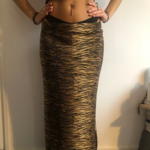 Skit cool kjol - Tiger-mönster kjol. Superfin passform, låg i midjan och slits vid benet! ✨ storlek S✨  frakt tillkommer eller möts upp i Stockholm c ✨