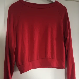 Bikbok collegetröja - Röd collegetröja från bikbok. Superskön!