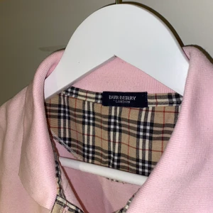 Burberry Pikéetröja - Fin tröja av märket Burberry! Aldrig använd och i otroligt bra skick 🌸