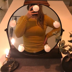 RIBBAD GUL TOPP - Topp i mycket bra skick, använd fåtal gånger. Köpt på Nelly. Stretchig. Priset kan diskuteras. Tar endast emot Swish.