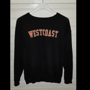 Sweatshirt - Westcoast sweatshirt inköpt som strl L, men sitter som en S + frakt 63kr✨