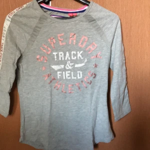 Superdry  - T-shirt med trekvartslång ärm. Använd en gång o sedan tvättad. Säljer den pga jag trivdes ej i den   Köpare betalar porto 