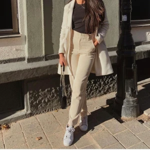 Byxor från Gina  - Säljer ett par fina/sköna byxor från Ginatricot. Mycket fint skick! 