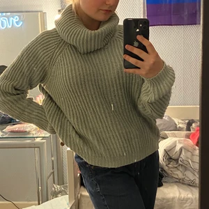 Stickad polo💛 - En svin mysig stickad polo tröja i färgen mint grön😍 den är as mjuk och oversized🥺 säljes då det inte är min stil! Frakt betalar köparen📦