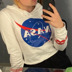 Hoodie🤍 - En vit NASA hoodie som tyvärr inte kommer till användning🥺 köparen betalar frakt📦