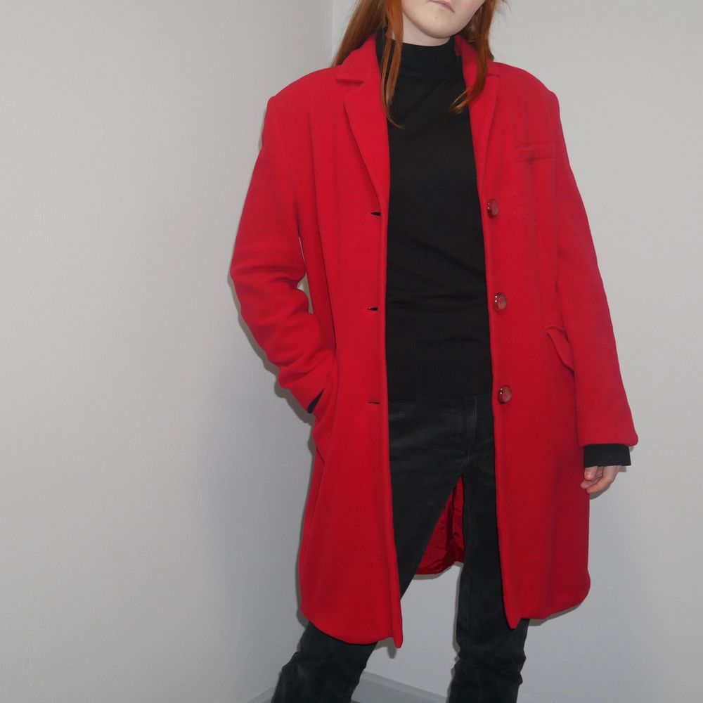 Superfin röd kappa, perfekt för vintern! Den är i jättebra skick men är lite stor så det är därför jag säljer den! Modell är min syster, 166cm lång, brukar ha xs/s i kläder. Pris och frakt kan alltid diskuteras vid snabb affär! ;) Bara att höra av sig för fler bilder . Jackor.