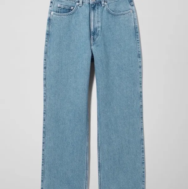 Säljer mina blåa jeans från weekday i modellen ”rowe extra high straight jeans” i storlek 26/32. Dom passar mig som vanligtvis har xs/s i byxor och jeans. Säljer dom då jag skulle önskat dom satt lite slappare på mig och skulle gått upp i storlek. Helt oanvända men prislapp finns inte kvar🥰kan skicka bild på mina egna jeans om så önskas. Frakten ligger på 50 kr som köparen själv betalar. Jeans & Byxor.