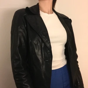 Läderjacka - Sjukt snygg svart läderjacka i äkta läder😍 storlek 38