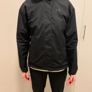 Helly Hansen  - Jättesnygg vind/regnjacka! Perfekt under snygg-kappan eller som den är! 