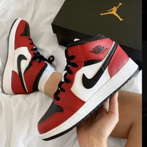 jordan 1 chicago black toe - lägger ut dessa igen pga oseriös köpare, snälla skriv inte om ni genuint vill köpa. säljer nu mina älskade jordan 1 chicago black toe i storlek 38, då jag villl köpa ett par tiedye jordans. de är inköpta på restocks i sommar för ungefär 2000, men säljs nu för 2500 kvitto och box finns. köpare betalar frakt och budgivningen börjar på 1850 då jag inte tycker de är värda mindre, köpa direkt pris går att fixa! de är i jättebra skick och andvända jätte försiktigt, andra bilden är min och såklart kan jag skicka fler ifall man vill! köpare betalar frakt❤️