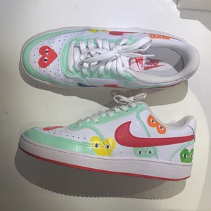 Nike skor -  Unika Nike skor som är custume made. Skorna har även röd sula. Buda