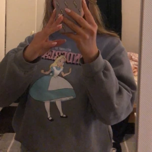 Sweater - Grå oversize sweater från h&m med alice i underlandet tryck