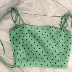 Zara topp - Säljer min fina topp från zara i storlek M i bra skick, kom gärna med egna bud