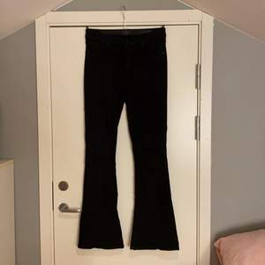 Svarta bootcut jeans från Gina tricot. Storlek L passar bra på en M❤️ 100kr+frakt