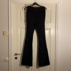 svarta bootcut jeans från stradivarius - passar xs-m, mkt stretchiga och sköna. innerbenslängd 82cm. hämtas i malmö eller skickas på post 55kr