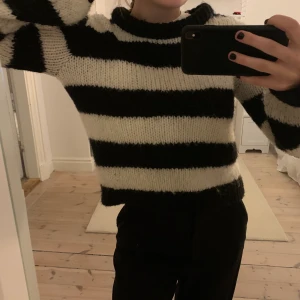 Stickad tröja - Mysig, snygg stickad tröja från chiquelle. Står inte storlek men skulle säga att dem är en S. Nästan aldrig använd.