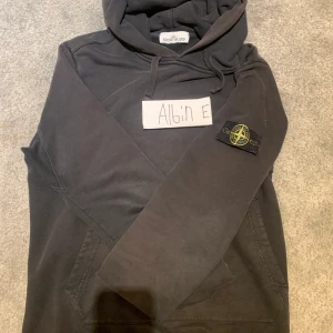 Stone island hoodie  - Säljer pga jag vart lurad på storlek... Cond:9/10 Bud:1000kr bin:1600kr