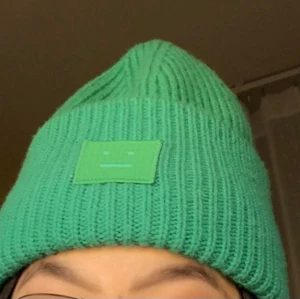 Acne mössa - Acne mössa i bra skick! Skriv för fler bilder!💕 Om du inte kan mötas i Gävle tillkommer frakt!😊