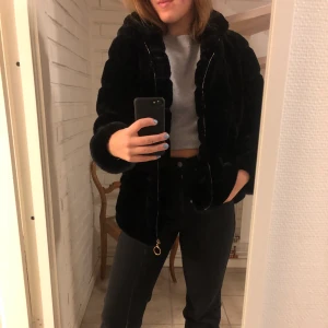 Faux fur jacka  - En supermysig faux fur jacka i svart. Använd ett fåtal gånger 💗 köparen står för frakten 