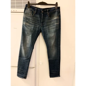 G-Star jeans - G-Star jeans, Str: 31/32, Modell: Herr, Skick: fint skick, Nypris: 1500kr, Mitt pris: 500kr.  Kolla gärna in mina andra inlägg, Vi intresse av fler varor så fixar jag ett bra paketpris!