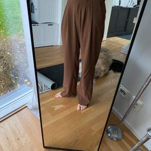 Supersnygga bruna kostymbyxor från Gina Tricot. Innerbenslängd 81 cm. Väldigt bra skick, knappt använda.