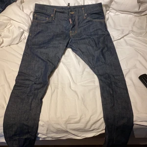 Dsqured2 - Hej detta e ett par d2 byxor använda 2 ggr aldrig tvättade storlek 48. Får med tags till byxorna om de önskas, dom e äkta också