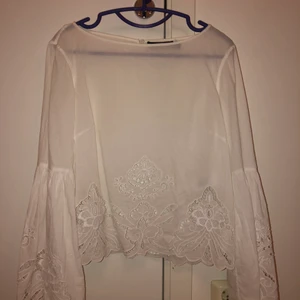 Fin blus från Ralph Lauren.  - Fin blus från Ralph Lauren, mycket bra kvalite, knappt använd. Vid leverans tillkommer fraktkostnad. 