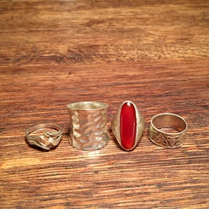 Silverringar - Säljer min mammas gamla äkta silverringar. För små för henne och för stora för mig som har ganska smala fingrar. 200kr/styck. Storlek 18. Sålda: båda till höger