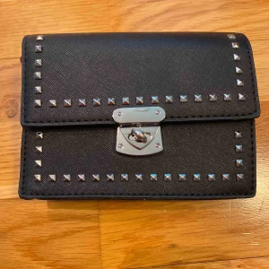 Liten väska - En liten svart väska, aldrig använd. 