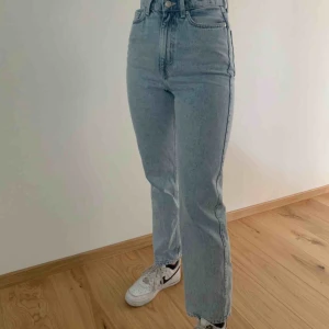  - Supersnygga jeans från Weekday i modellen rowe, färg aqua blue. Slutsålda på hemsidan. Köparen står för frakten🥰
