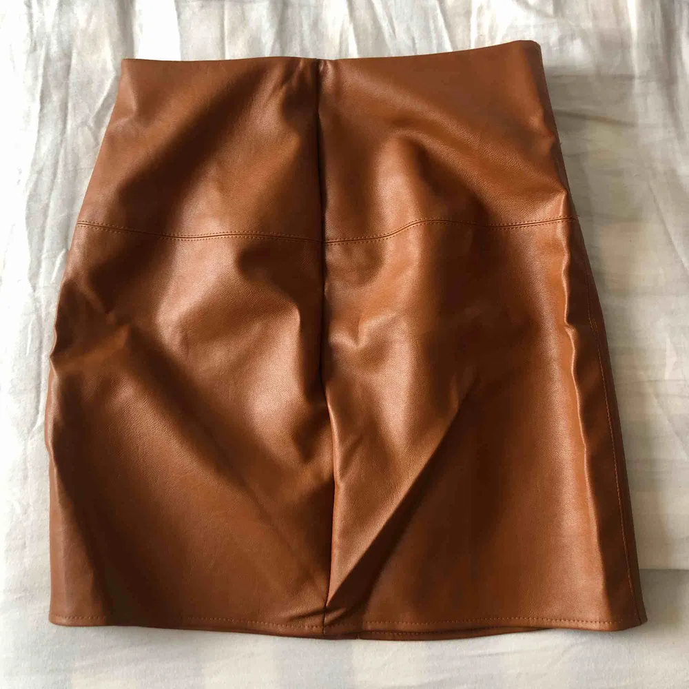 Fake brun läderkjol i strl 32 från Missguided. Kjolar.