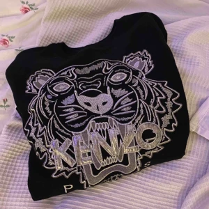  - Måste rensa lite kläder:) men verkligen superfin tröja! Säljer för 200kr. Den är i storlek L men eftersom de är franska storlekar så passar den small och medium❤️