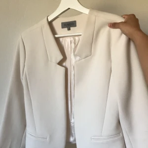 Krämvit kavaj från soaked in - Skitsnygg krämvit kavaj i lite kortare modell med trekvartsarmar från soaked in luxury. Storlek 34 men passar även 36. Nypris skulle gissa runt 1000kr. Samfraktar gärna, kolla annonser mellan 10-100kr. Frakt tillkommer 💗⚡️