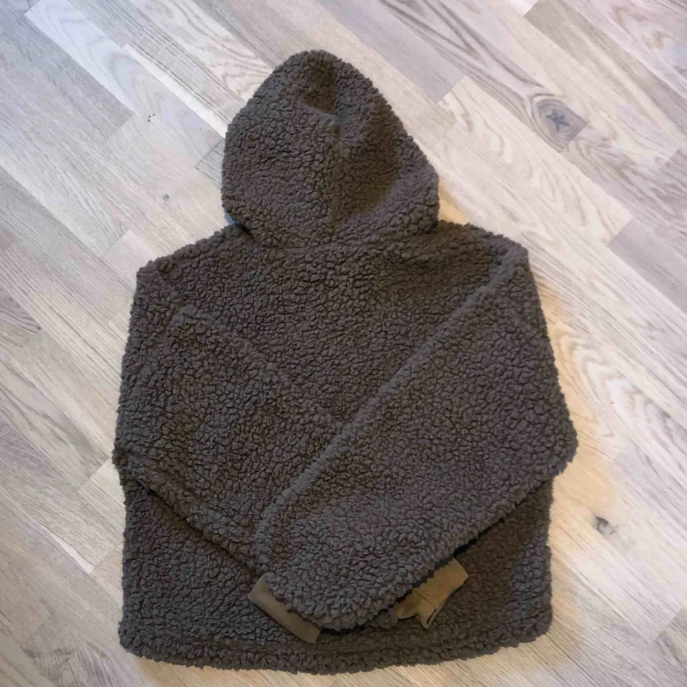 Säljer denna otroligt mjuka lite croppad hoodie! Använd 1 gång men i nyskick.  Hör av er för fler bilder❤️. Hoodies.