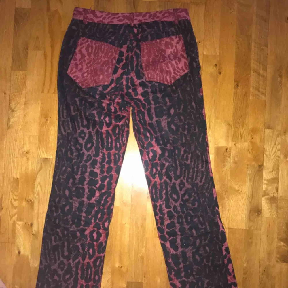 Skitsnygga leopard byxor som är olika färg på fram och baksida💘🥰 passar xs-s. Jeans & Byxor.