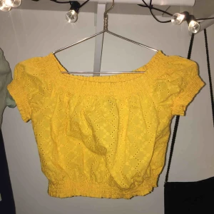  - Väldigt gullig sommar topp, säljer pga att den har blivit för liten:( 🌻🌞💛
